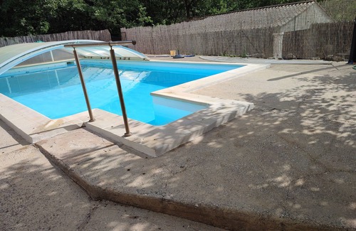 Maubec House | At the foot of the Luberon, beautiful house with swimming pool.