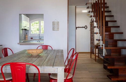 Torredembarra House | AT084 Roquer: Casa adosada de 4 dormitorios con vistas al mar, en la zona de las rocas del barrio de els Munts, con A/A, barbacoa, wifi y piscina
