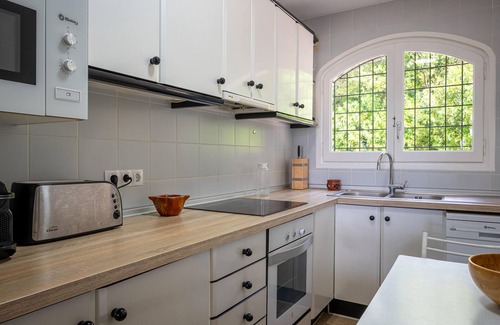 Torredembarra House | AT084 Roquer: Casa adosada de 4 dormitorios con vistas al mar, en la zona de las rocas del barrio de els Munts, con A/A, barbacoa, wifi y piscina