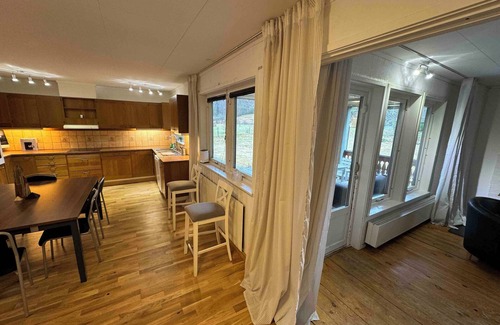 Dorarp Villa | Ateljé i villa Dörarp stort rum och uteplats