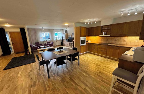 Dorarp Villa | Ateljé i villa Dörarp stort rum och uteplats