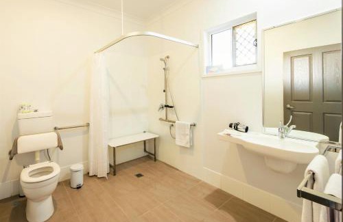 South Toowoomba Hotel | Athena Motel Apartments