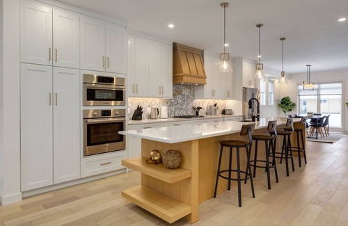 Banff Trail House | "Athena" Near UofC and Trans Canada Highway!