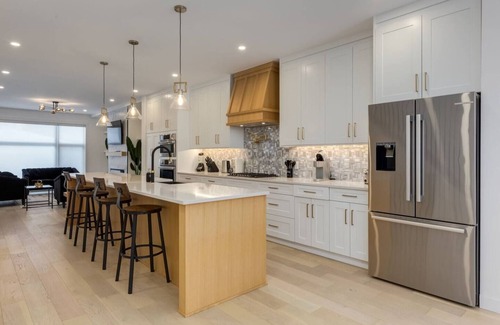 Banff Trail House | "Athena" Near UofC and Trans Canada Highway!