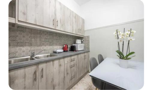 Omonia Apartment | Athens Apartment Nina,1 Minute From Metro Station