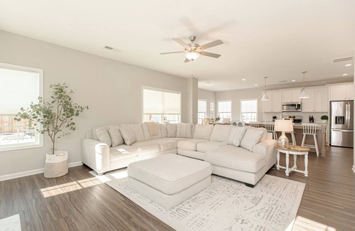 Perry House | AtHome+1 Stay | Beautiful 4BR | Fenced Yard
