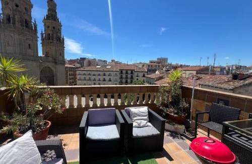 Logrono Historic Centre Apartment | ATICO Catedral Barbacoa y Aire sin ascensor By Apartamentos Logrono