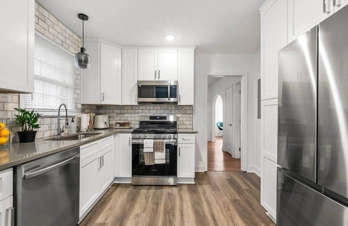 Hapeville House | Atl 4 BR | 10 Mins from Airport | Office & Desk