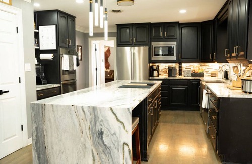 Conyers House | "Atlanta Getway, Indoor Pool Retreat near Falcons, UGA & Shaky Knees"