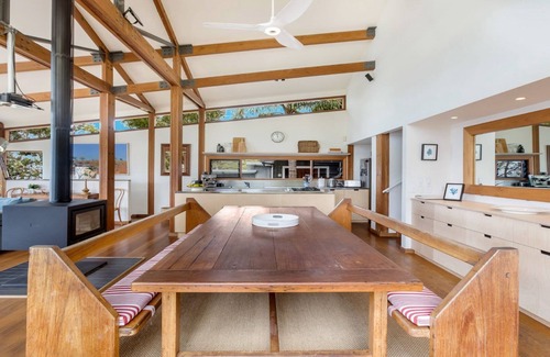 Killcare House | Atlas - House for all seasons, spa with ocean views and cozy fireplace