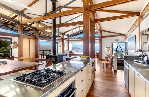 Killcare House | Atlas - House for all seasons, spa with ocean views and cozy fireplace