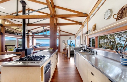 Killcare House | Atlas - House for all seasons, spa with ocean views and cozy fireplace