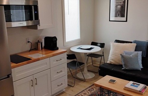 Diamond Lake Apartment | Attached modern Tiny House