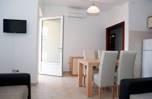 Petrcane Apartment | Attractive, air-conditioned, fully furnished apartments in a quiet location