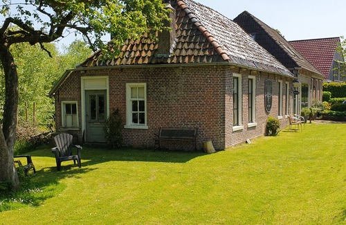 Jirnsum House | Attractive and beautiful cottage with a fine garden in the heart of Friesland