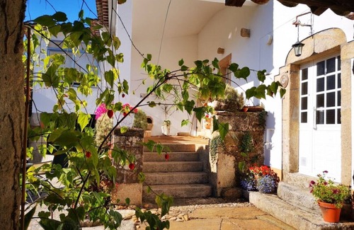 O Rosal Cottage | Attractive Cottage A Pool With A View of the Rio and Portugal. Walks from Gate.