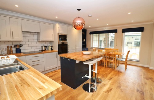 Harlyn Cottage | Attractive cottage two minute walk to the beach, dog friendly, parking