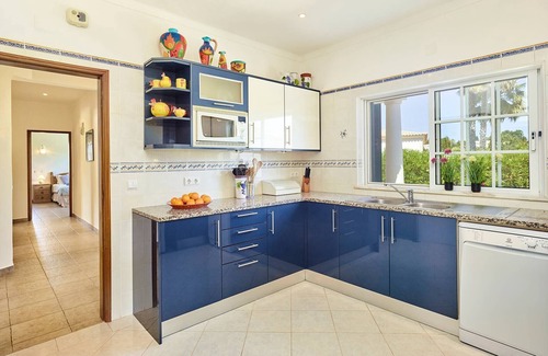 Lagoa e Carvoeiro Villa | Attractive Family Villa, A/C, Private Pool - 5mins drive to the Iconic Beach at Praia da Marinha!