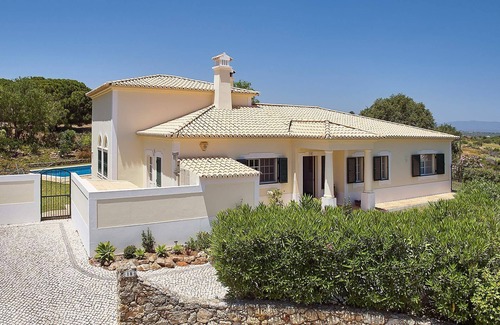 Lagoa e Carvoeiro Villa | Attractive Family Villa, A/C, Private Pool - 5mins drive to the Iconic Beach at Praia da Marinha!