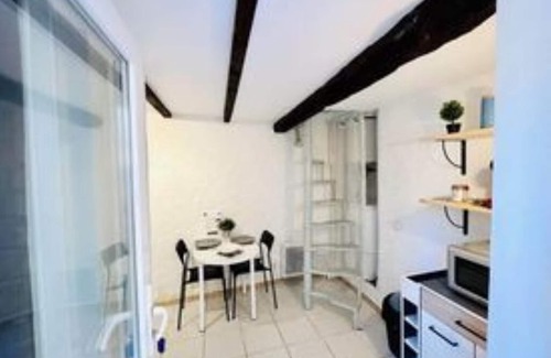 La Roquebrussanne Apartment | ATYPICAL DUPLEX STUDIO