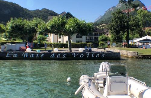Duingt Apartment | Au bord du lac d’Annecy, logement type Loft, dans résidence avec plage et ponton privée