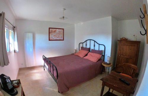 Saint-Laurent-La-Vernede Bed & Breakfast | Au Coeur Des Arbres