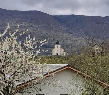 Bassy House | Au fond du village