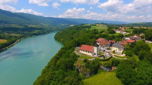 Bassy House | Au fond du village