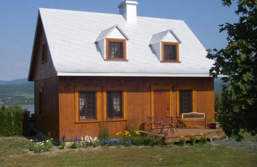 Saint-Pierre-de-l'lle-d'Orleans Bed & Breakfast | Au Vieux Foyer