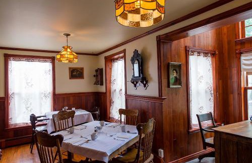 Riviere-du-Loup Regional County Municipality Hotel | Auberge Mr James