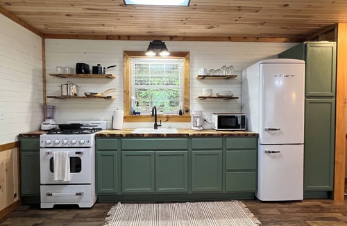 Rosman Cabin | 🍁Aug. & Sept. Sale!🍁Cozy Farm Cabin. Fire pit, Waterfall, Blue Ridge Parkway