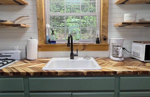 Rosman Cabin | 🍁Aug. & Sept. Sale!🍁Cozy Farm Cabin. Fire pit, Waterfall, Blue Ridge Parkway