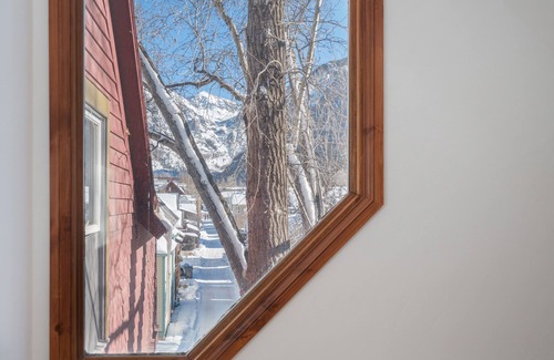 Telluride Condo | AUGUST DISCOUNT! REMODELED, CHIC & CONVENIENT 2BR condo on the creek NEW DECKS