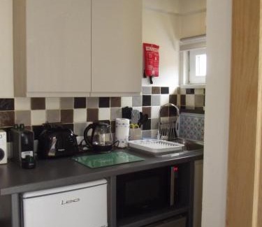 Kingsbridge Other | Auntie Bett's - Cosy double bedded ensuite room with mini kitchen