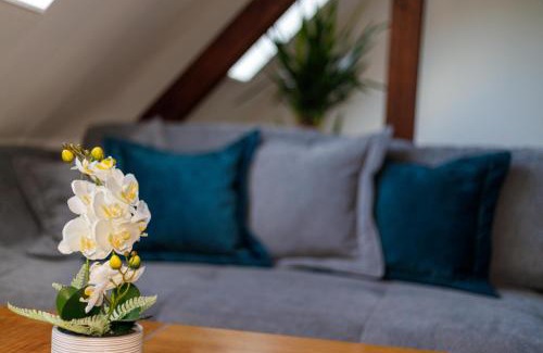 Merseburg Apartment | Aura - LutherApartment -2 Zimmer, 2 Einzelbetten, 1 Doppelbett, große Couch, Küche, Balkon, Waschmaschine