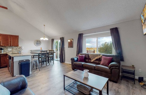 Prides Crossing House | Aurora Family-Friendly Home Near Quincy Reservoir