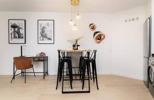 Carabanchel Apartment | Aurora Stays by Charming X, Apartment for 4 with free parking
