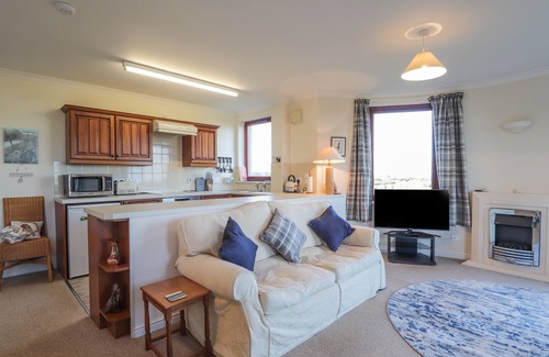 Findhorn Cottage | AURORA VIEW, character holiday cottage, with a garden in Findhorn