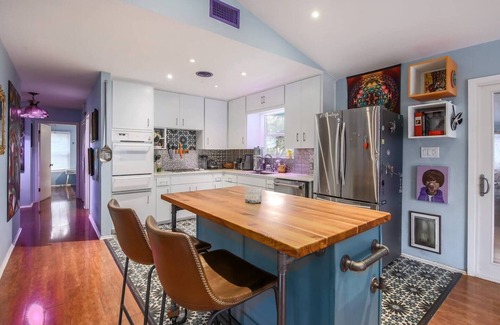 South Manchaca House | Austin Art House- Pet Friendly w/Hot Tub! Close-2-DT!