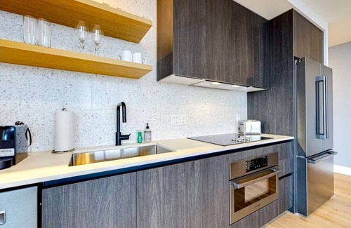 East Cesar Chavez Condo | Austin Downtown Condo - 1BR Lakeview 23rd-floor