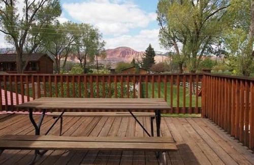 Torrey Hotel | Austin's Chuckwagon Motel