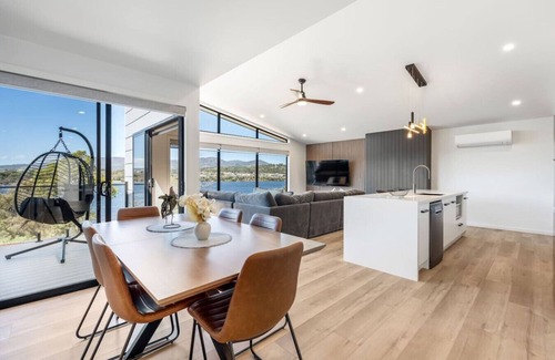 Austins Ferry Apartment | Austins Ferry Haven Modern Waterfront Retreat
