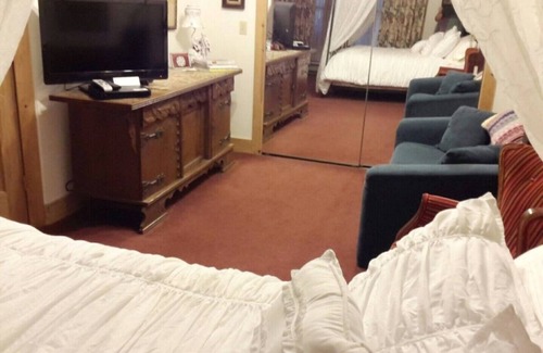 Winamac Cabin | AUSTRIAN ROOM Individual Rental. 1 QUEEN BED . 2 GUESTS ONLY ROOM