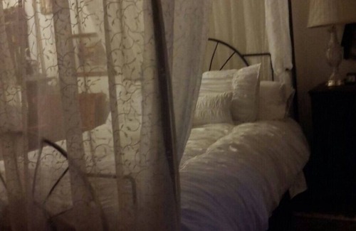 Winamac Cabin | AUSTRIAN ROOM Individual Rental. 1 QUEEN BED . 2 GUESTS ONLY ROOM