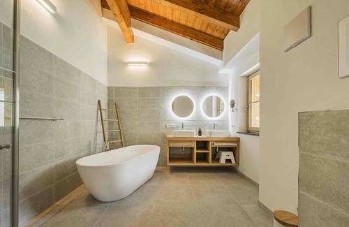 Russbach am Pass Gschuett Apartment | Authentic vacation home in the Salzkammergut with breathtaking mountain panorama.