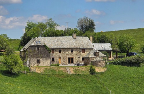 Montpeyroux House | Authentic Aubrac farmhouse with Jacuzzi. A change of scenery guaranteed!