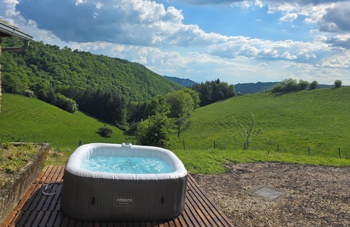 Montpeyroux House | Authentic Aubrac farmhouse with Jacuzzi. A change of scenery guaranteed!