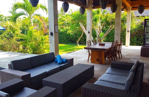 Gerokgak Villa | Authentic Beachvilla with cook, private pool, staff and lush tropical garden