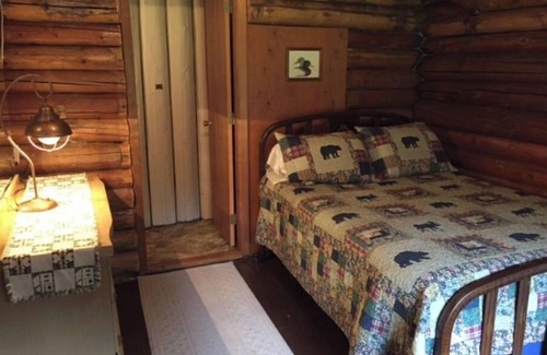 Northome Cabin | Authentic Log Cabin Pet Friendly Northshore Bay Resort
