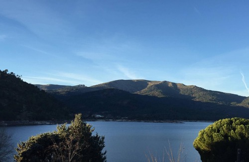 El Barraco House | Authentic stone house with beautiful views of the El Burguiilo reservoir